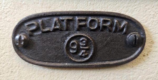 Adfix - Hogwarts Platform 9 3/4 Oval Plaque (H7)